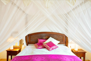 Schlafzimmer mit Doppelbett