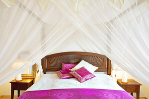 Schlafzimmer mit Nachttisch