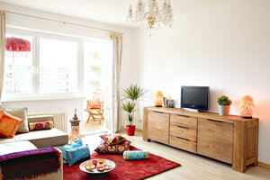 Wohnzimmer mit Sofa und Balkon