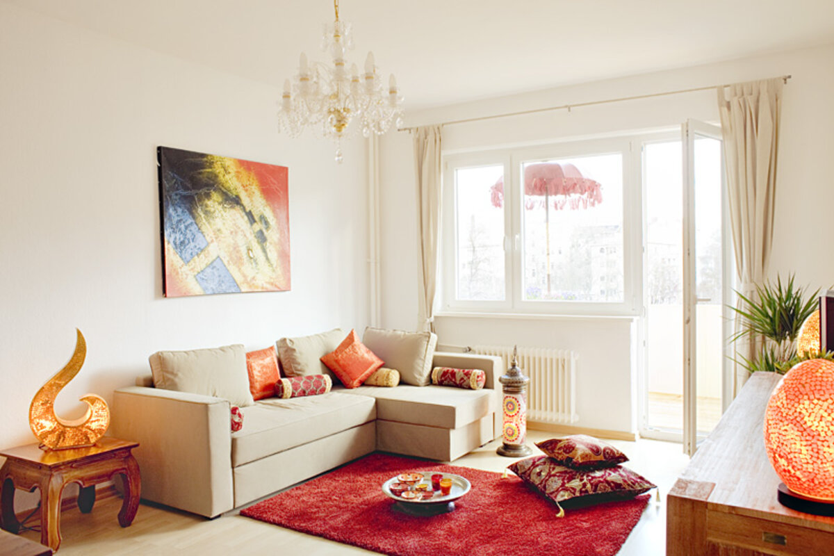 Helles Wohnzimmer der Morgenland Ferienwohnung mit Balkon